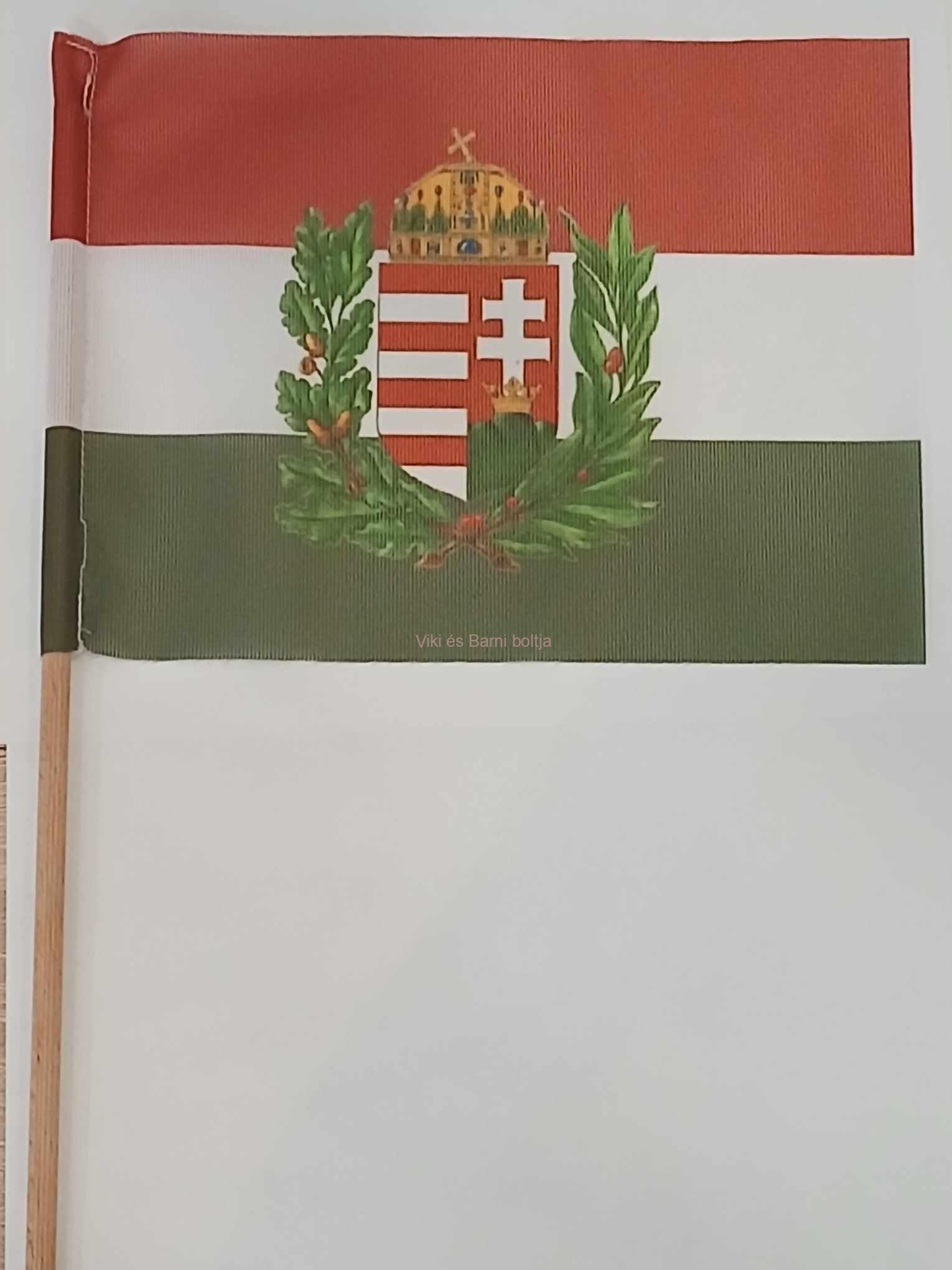 Babérleveles-tölgyfaleveles címeres magyar zászló